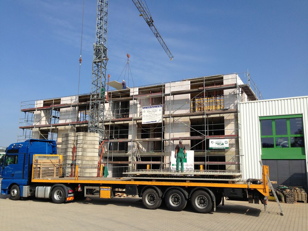 Rohbau mit Gerüst und Materialanlieferung
