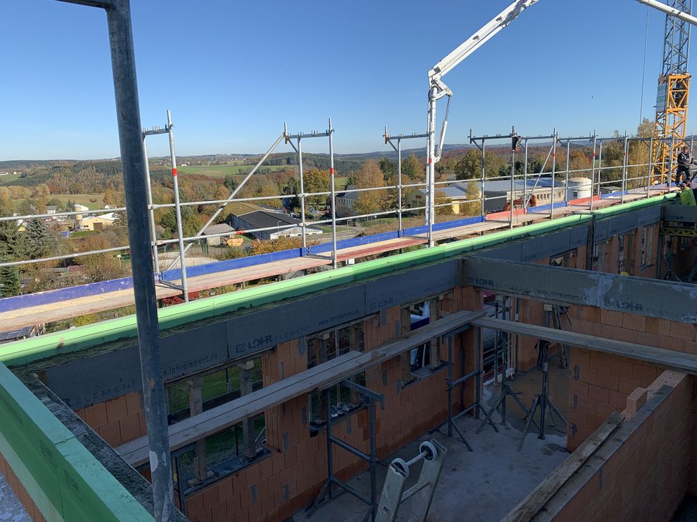 Rohbau mit Betonpumpe auf der Decke