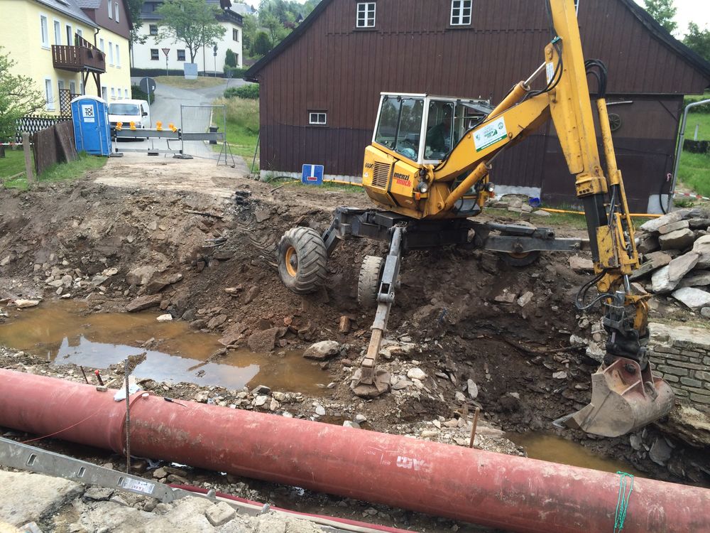 Leitungsbau an einem Bachlauf