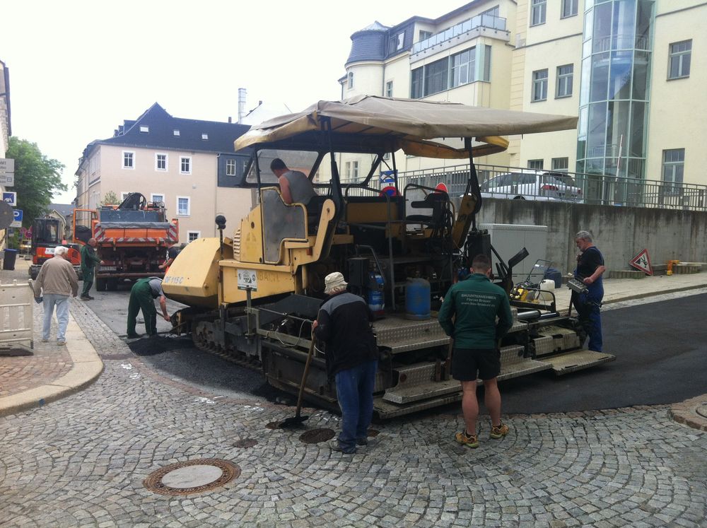 Asphaltfertiger im Ortskern